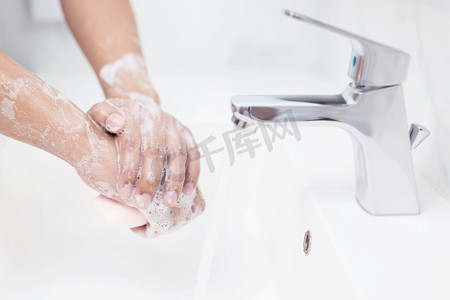 洗手吃饭摄影照片_男性每次吃饭前都要洗手，以防止细菌、病毒、新冠肺炎和细菌。