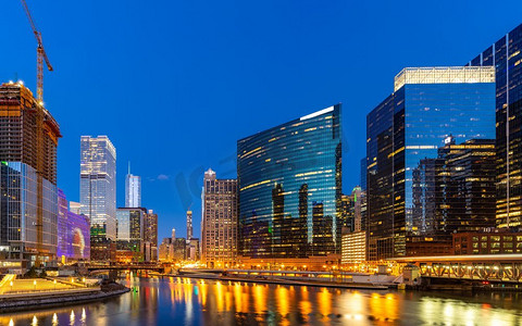 全景拍摄了美国伊利诺伊州芝加哥的芝加哥市中心和芝加哥河日落之夜。