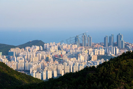 釜山城市景观与摩天大楼和光岸大桥日落从长山峰。韩国釜山。釜山城市风景光岸大桥日落