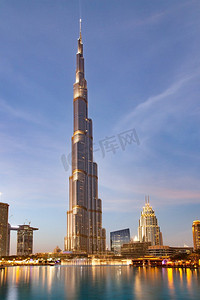 迪拜，阿联酋—2018年2月：哈利法塔，世界上最高的塔在夜间，迪拜塔市中心。’