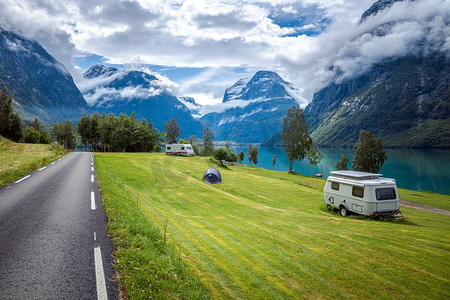 家庭摄影照片_家庭度假旅行房车，度假旅行在汽车之家，大篷车度假。挪威自然风光秀丽。
