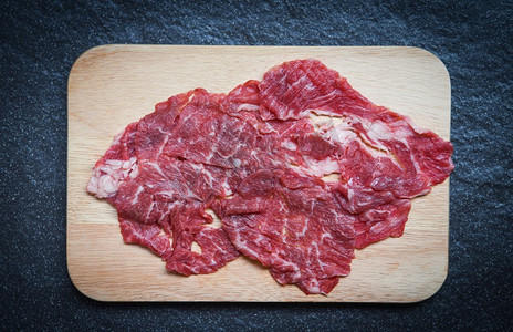 肉牛肉片在木砧板上熟或寿喜烧涮锅日本食品亚洲料理/新鲜牛肉生 