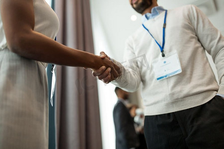 商业、伙伴关系、合作理念——国际会议上人们的握手。商务会议上的握手