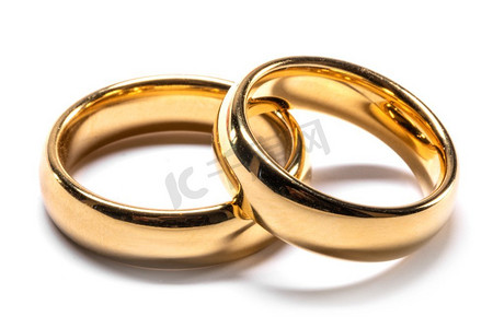 夫妇的金结婚戒指隔绝在白色背景。金色结婚戒指在白色
