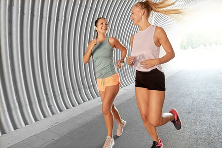 女人跑步摄影照片_健身、运动和健康的生活方式理念--年轻女性或女性朋友在户外跑步。年轻女性或女性朋友在户外跑步