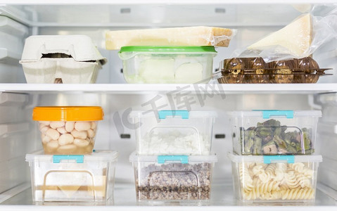 前视图有组织的塑料食品容器冰箱