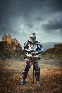 中世纪骑士在盔甲和头盔对城堡。在战场上穿着盔甲的古代战士。盔甲和头盔骑士