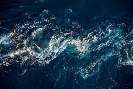 水波浪摄影照片_涨潮和退潮时，江水和大海的水波相遇。挪威诺德兰萨尔特斯特鲁门大漩涡