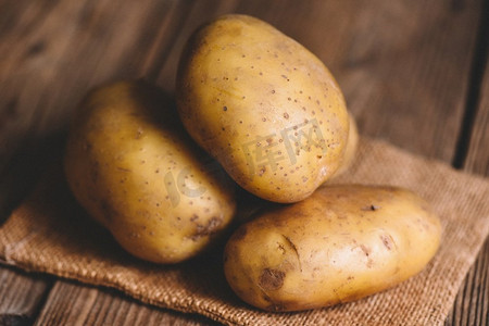 新鲜马铃薯上袋，成熟马铃薯收获的马铃薯农产品烹饪
