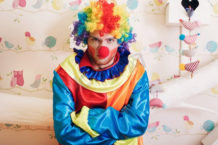 肖像愤怒的小丑与彩虹色的发型和化妆。装饰嵌套盒与输入的形式的心在背景。