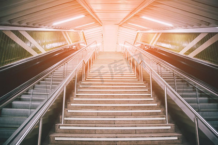 人行地铁站空扶梯和楼梯。从地铁站往上的楼梯。旅行概念。欧洲