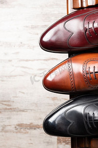 黑色和棕色全粒面皮鞋在木制显示在男鞋精品店。男士鞋业精品店