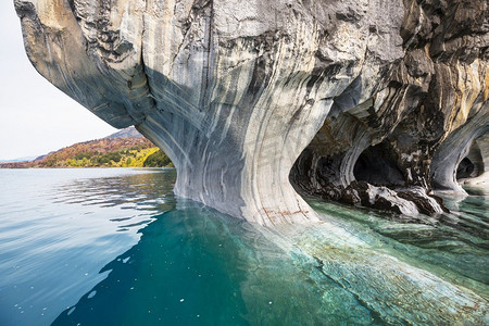 智利巴塔哥尼亚卡雷拉将军湖上不同寻常的大理石洞穴。卡雷特拉南方之旅。