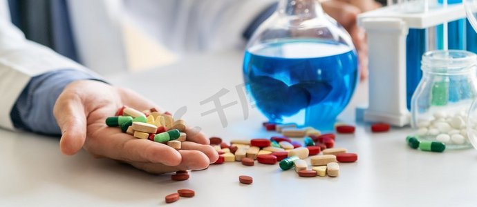五颜六色的药丸和片剂在制药实验室。医疗技术研究和开发的概念，为未来的疾病治疗。