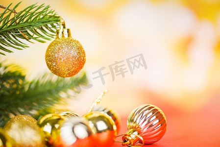 金球圣诞装饰品浅金色抽象节日背景/圣诞树喜庆圣诞冬天和新年快乐物件概念