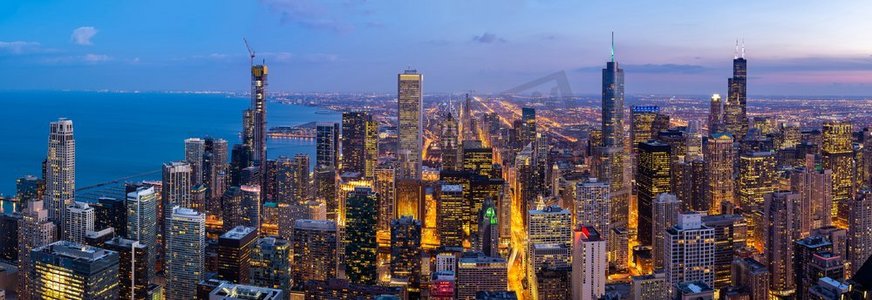 芝加哥摄影照片_全景芝加哥天际线大楼鸟瞰图在芝加哥市中心在芝加哥伊利诺伊州的美国。看向芝加哥南部。