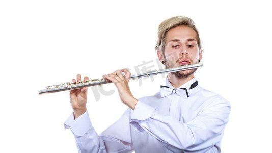 长笛演奏专业男性长笛演奏家。年轻、优雅、时髦的男士手持乐器。吹长笛的男长笛演奏家