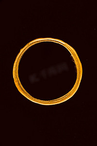 古典圆圈摄影照片_顶视金色融化圆圈黑色背景