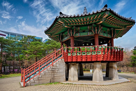 韩国首尔汝矣岛公园的韩国风格的亭子。韩国首尔汝矣岛公园