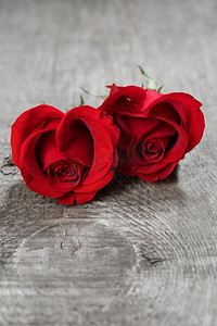心红玫瑰在木背景情人节设计。红玫瑰的心