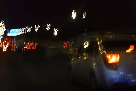 灯在晚上在一个大城市的道路上