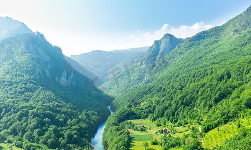 山谷与美丽的蓝天。黑山塔拉河峡谷