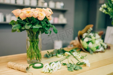 新鲜玫瑰花束组合在鲜花精品店，没有人。花店业务，花店工作场所