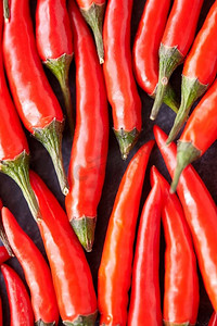 烹饪，食物和烹饪概念—红辣椒或辣椒在石板石表面。红辣椒或辣椒在石板石表面
