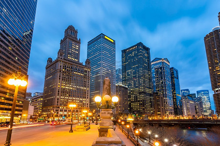 芝加哥天际线建筑沿芝加哥河在芝加哥市中心在美国伊利诺伊州芝加哥市。日落