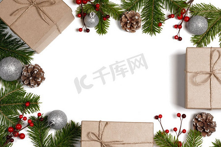 有球和装饰的圣诞节背景冬青浆果，甜筒，礼物，球在白色。圣诞节背景与装饰