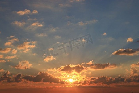 黄色天空摄影照片_纹理天空夕阳西下云太阳