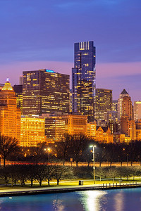 芝加哥市中心的城市景观天际线和摩天大楼与密歇根湖的日落在美国伊利诺伊州的芝加哥城市。