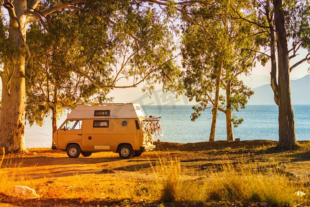 旅游度假和旅行。露营车在海滩海岸在希腊。露营车在海滩海滨