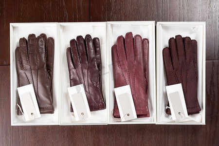 勃艮第皮手套在盒在奢侈服装精品店。一套皮手套