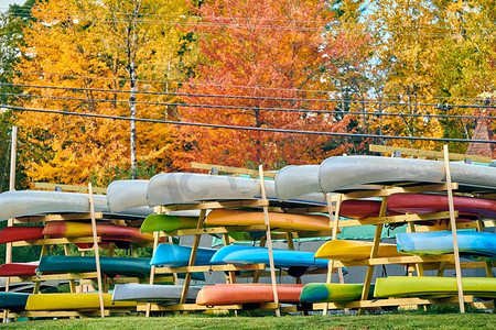 皮艇架上的兰杰利湖在秋天，奥克索，缅因州，美国。 