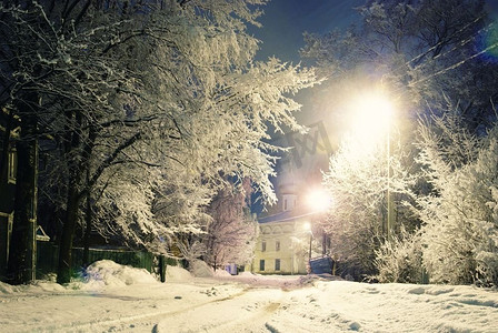 森林夜摄影照片_城市的夜冬景观