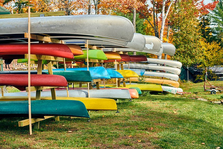 缅因州摄影照片_秋天，美国缅因州奥库索克，兰格利湖上的皮划艇架。