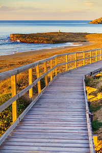 海滩海滨与木材路径海水。Cala Magre在Calblanque Regional Park，Murcia地区西班牙..海滩与木材路径海水。