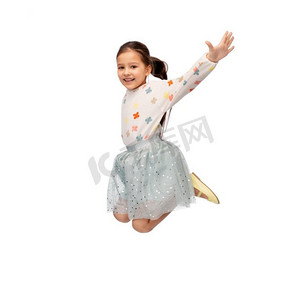 生日，童年和人的概念—快乐的微笑的小女孩跳跃在白色背景快乐的小女孩跳跃在白色背景