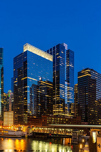 美国伊利诺伊州芝加哥日落之夜，芝加哥市中心和芝加哥河畔。
