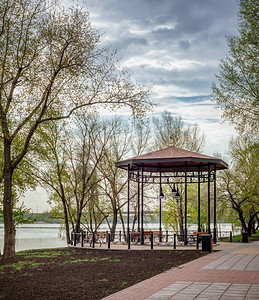 在乌克兰基辅的纳尔塔尔卡公园，靠近第聂伯河，在一个多云的春天早晨，有木长凳的露台
