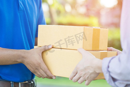 包裹递送员通过服务的包裹。准备从送货员那里送一批箱子。