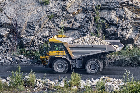 石灰石采矿用自卸车，重型机械。在采石场采矿。