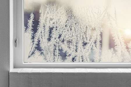 圣诞雪摄影照片_从里面看到的霜窗与白色窗台在冬天