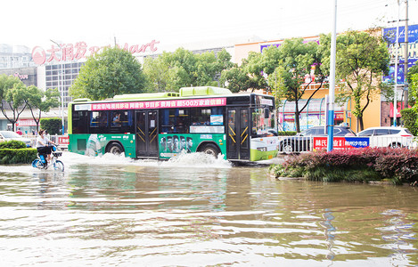 城市洪水洪涝中的公交车和淹没的街道