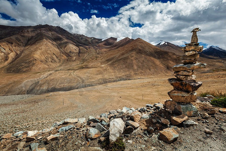 石凯摄影照片_喜马拉雅山附近的石墩—据称是世界上最高的机动通行证（5602米）。喜马拉雅山的石堆 