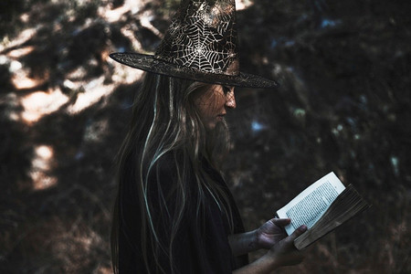 女巫服装阅读书