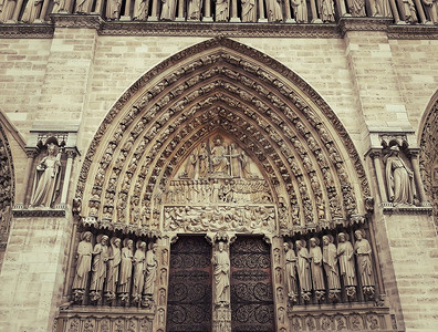 在巴黎圣母院入口处雕刻的最后审判鼓。