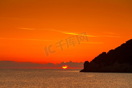 在海面上的风景日出或日落，希腊。海面上的日出或日落