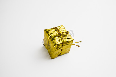 节日原创摄影照片_金色的小圣诞礼物盒